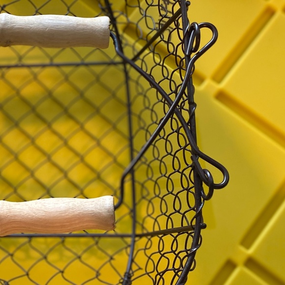 Small Wire Basket w Wood Handles - Picture 6 of 6
